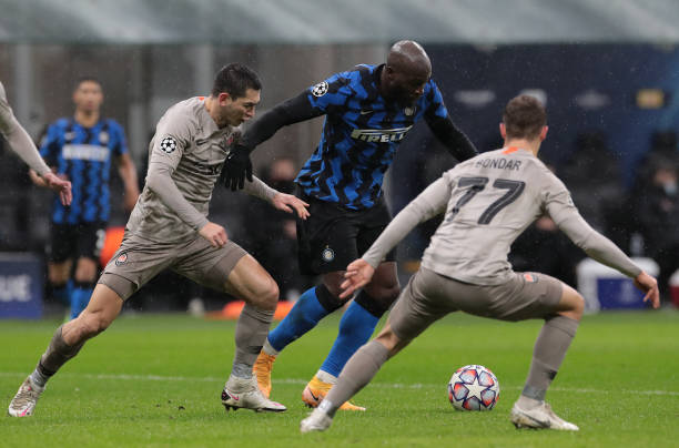 展现强硬的 展现强硬的